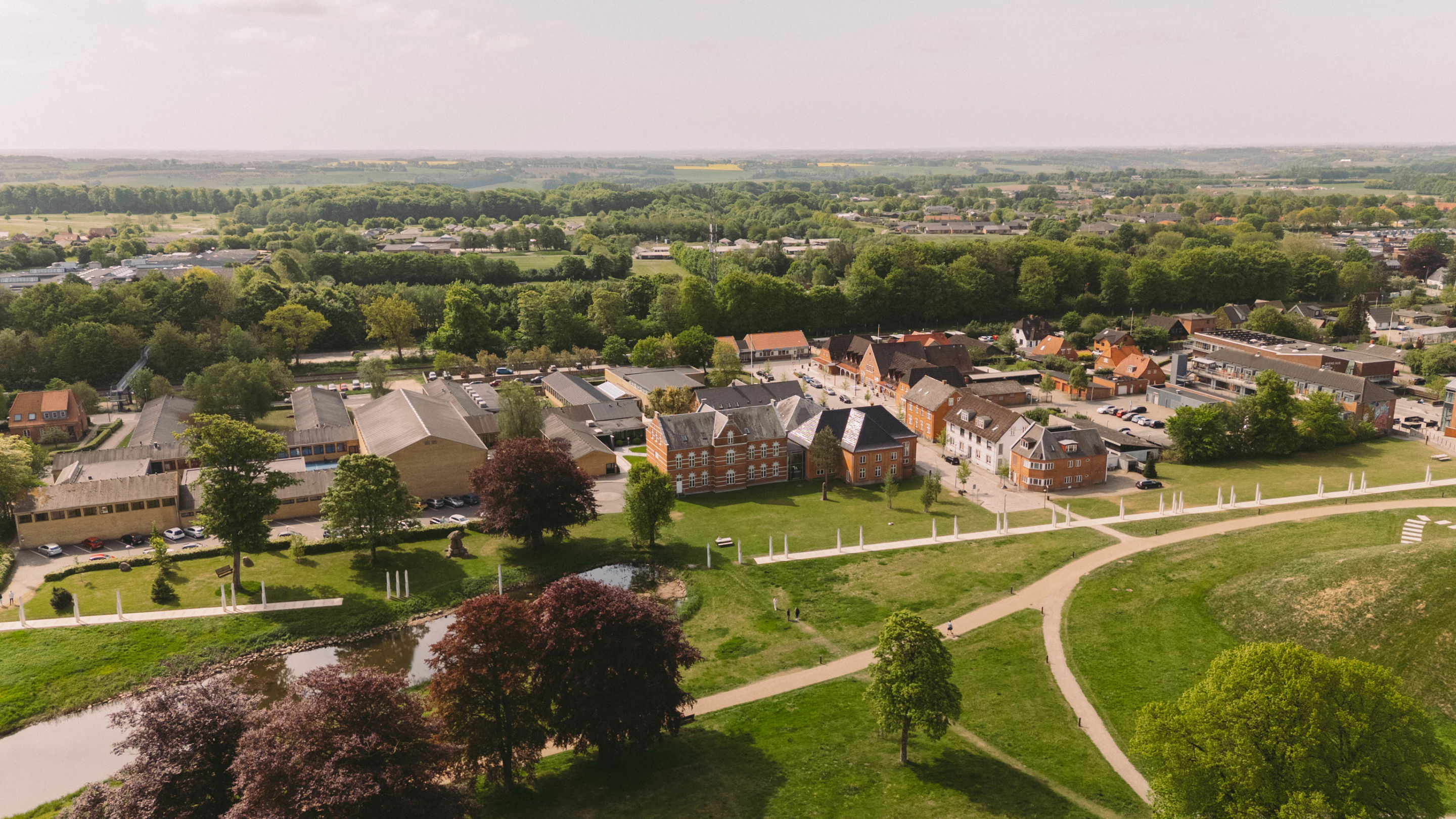 Campus Jelling set fra oven på en solskinsdag