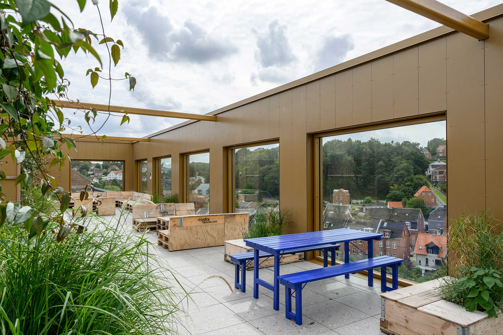 Rooftop på Terminalen med borde og bænk og udsigt over skoven i Vejle.