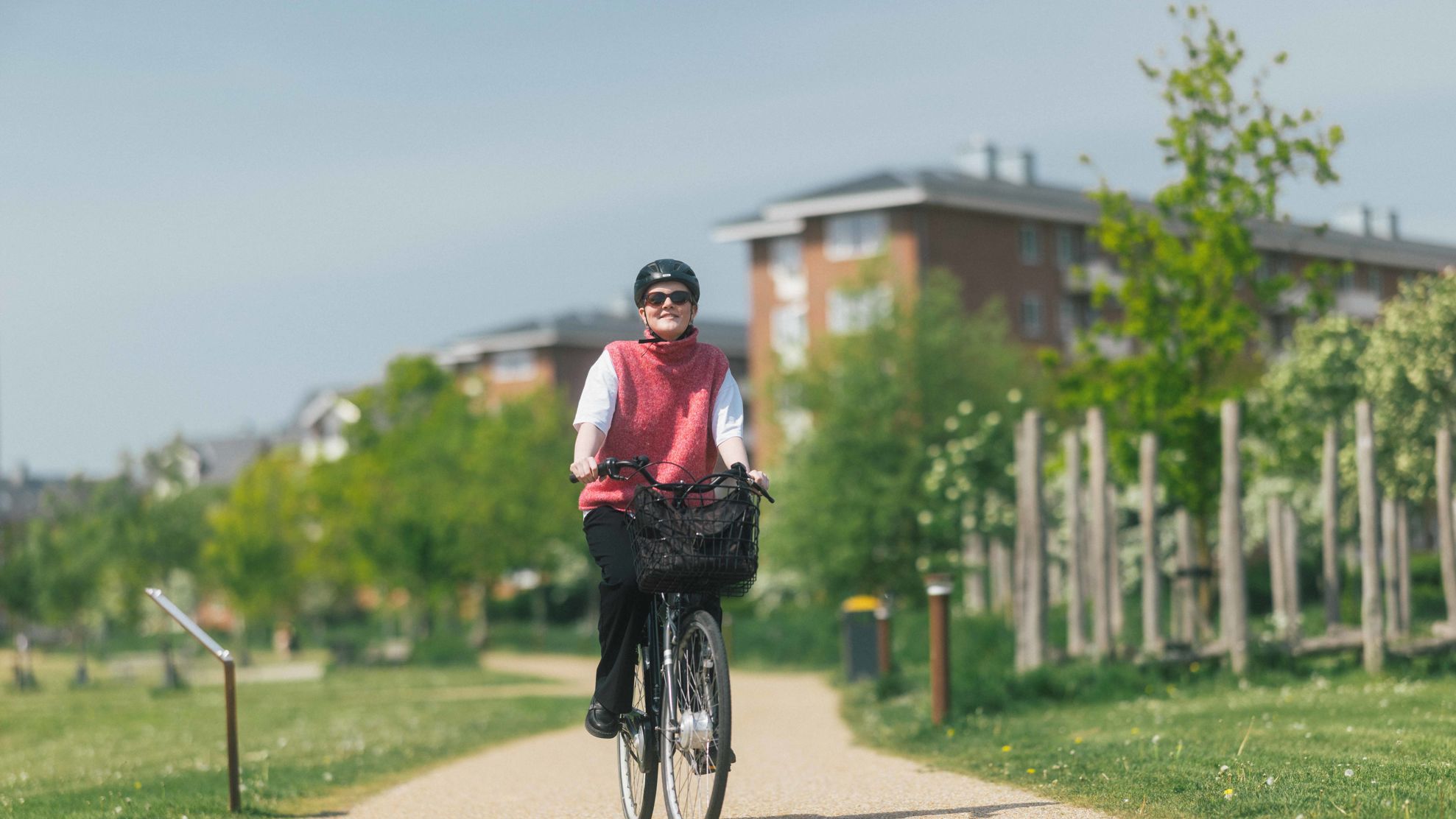 Ung kvinde cykler igennem klimaparken i Vejle