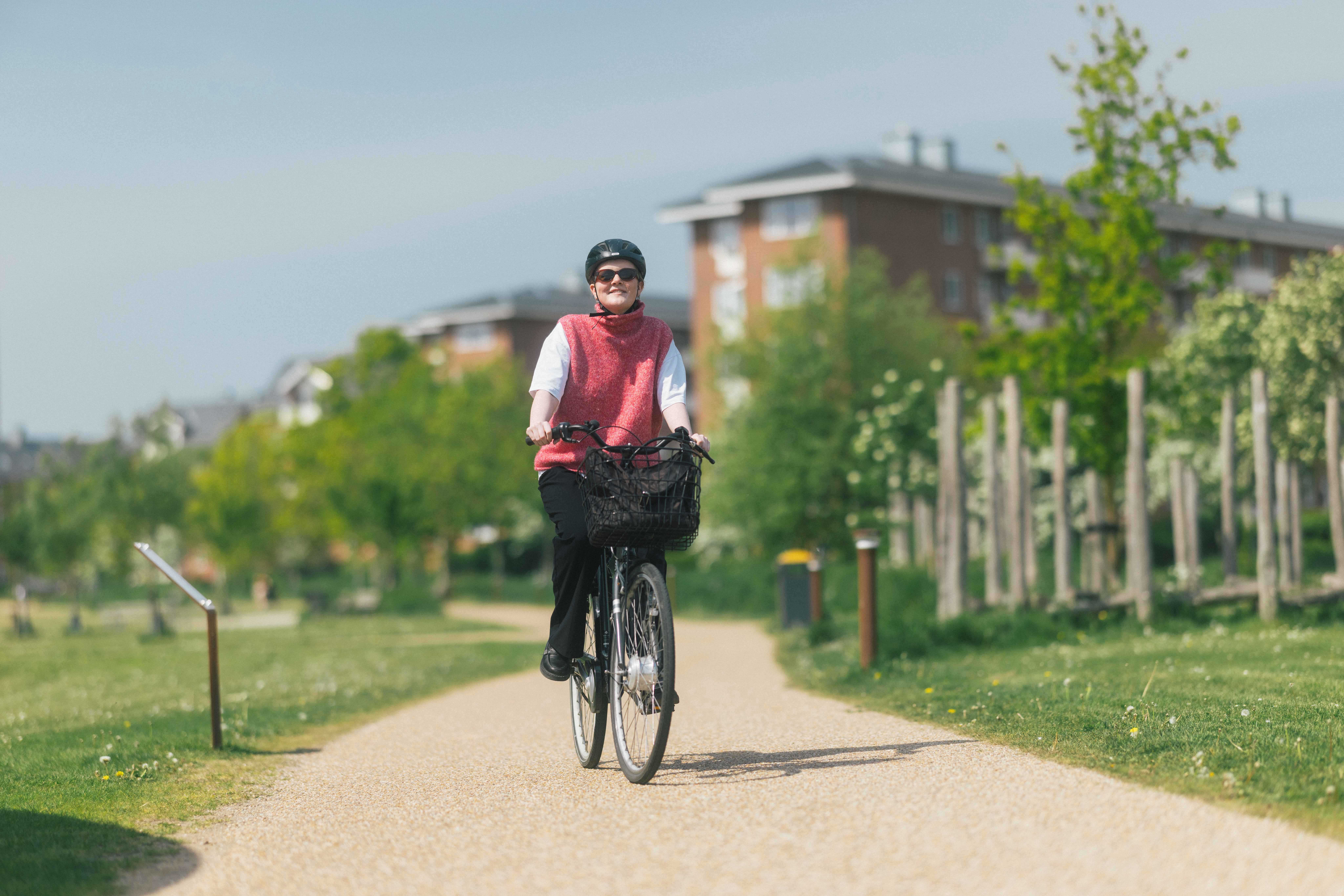 Ung kvinde cykler igennem klimaparken i Vejle