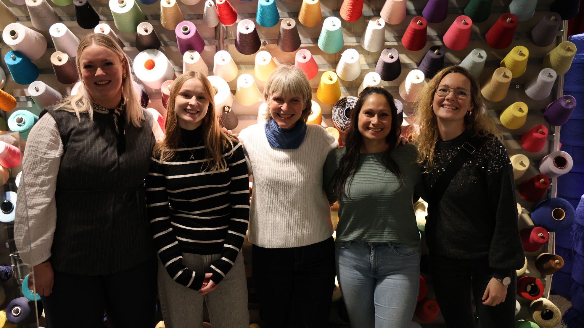 Fællesbillede elever og uddannelseskoordinator Charlotte Samson elevintroduktion 2025