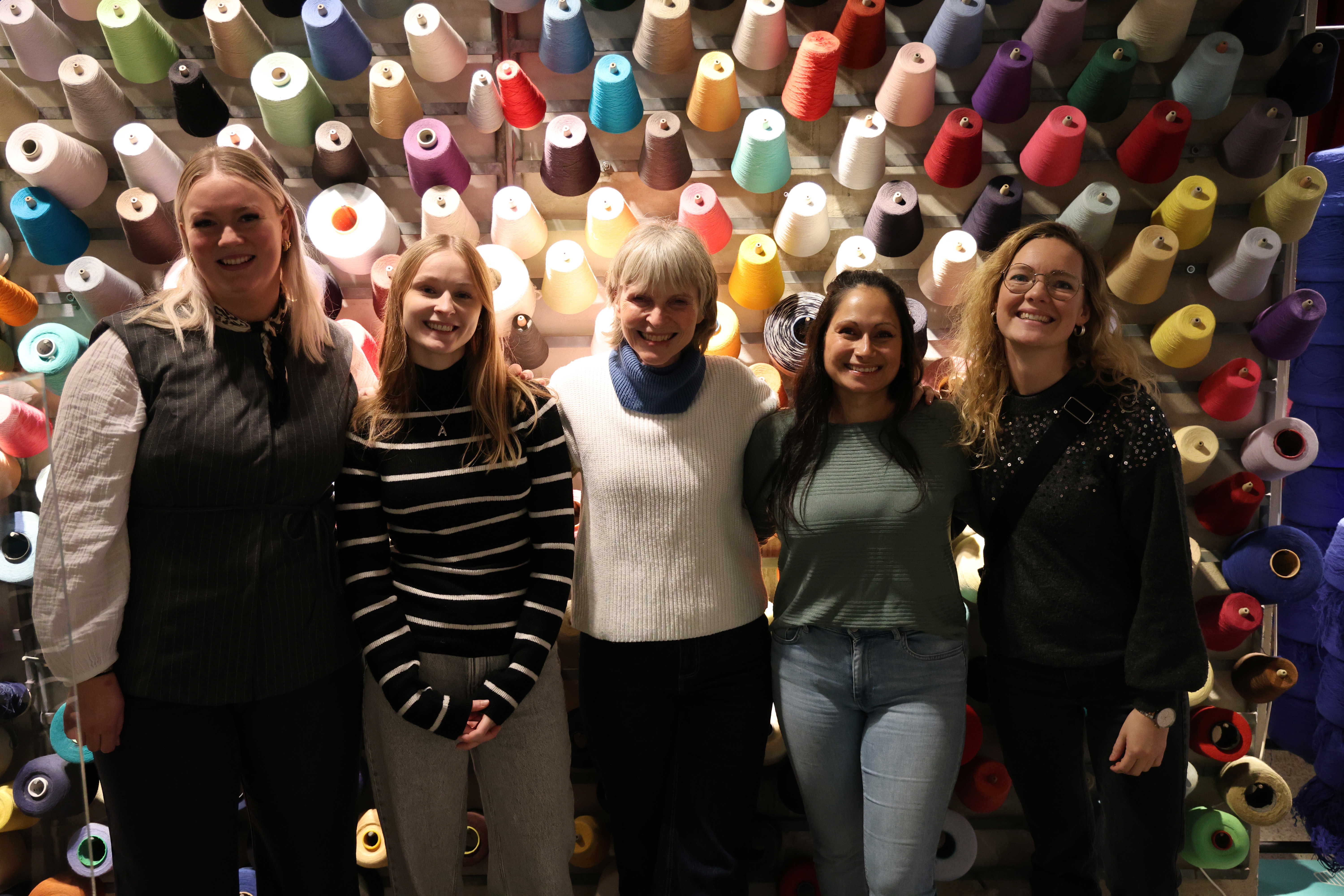 Fællesbillede elever og uddannelseskoordinator Charlotte Samson elevintroduktion 2025